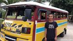 Potret Bus Kayu Antik, Andalan Transportasi Wisata di Karimun