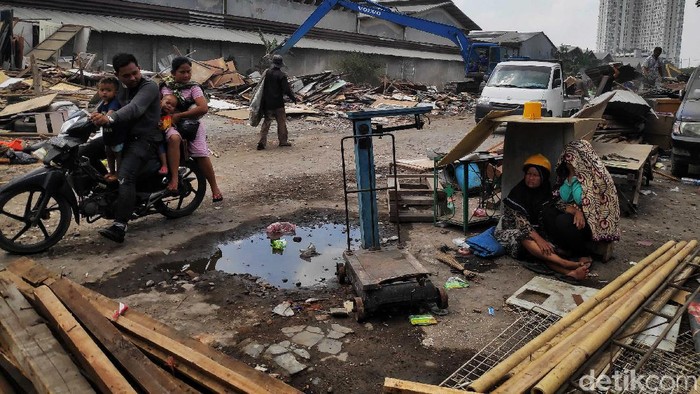 Sejumlah warga korban pengusuran masih beraktivitas di pemukiman yang ditata oleh Pemprov DKI Jakarta kawasan Jalan Agung Perkasa VIII, Sunter, Jakarta Utara, Selasa (19/11).