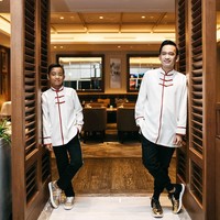 Bocah yang kini diorbitkan sebagai penyanyi itu tampil kompak dengan sang ayah menggunakan baju cheongsam. Ia memadankannya dengan sepatu Burberry seharga Rp 6 jutaan.  Foto: dok. Instagram