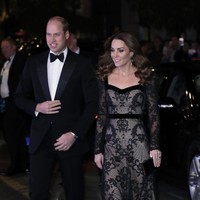 Pangeran William dan Kate Middleton meninggalkan sejenak ketiga anaknya di rumah untuk menikmati waktu berduaan sambil menyaksikan pertunjukan musik kelas dunia. Sejoli ini menghadiri Royal Variety Charity di Palladium Theatre, London, Inggris, Senin (18/11/2019). (Foto: Getty Images)