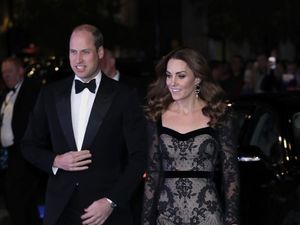 Arti Tersembunyi Bahasa Tubuh Kate Middleton di Kartu Natal 2019
