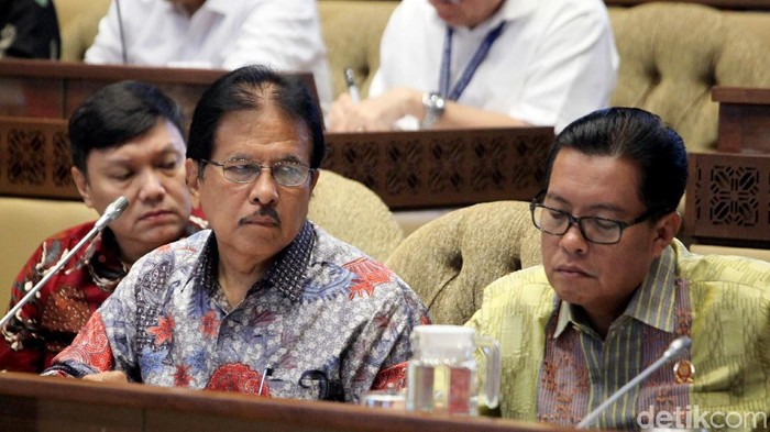 Menteri ATR/BPN Sofyan Djalil hadiri rapat kerja bersama Komisi II DPR. Raker tersebut membahas program kerja Kementerian ATR/BPN selama 5 tahun ke depan.