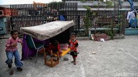 Warga yang masih bertahan mendirikan gubuk di sekitar lokasi.