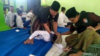 Proses rukyah sendiri diawali dengan pembacaan surat-surat pendek Alquran. Selanjutnya para praktisi membimbing 53 siswa meminum air mineral yang sudah mereka siapkan. Sejurus kemudian, puluhan siswa itu mengalami kesurupan massal.