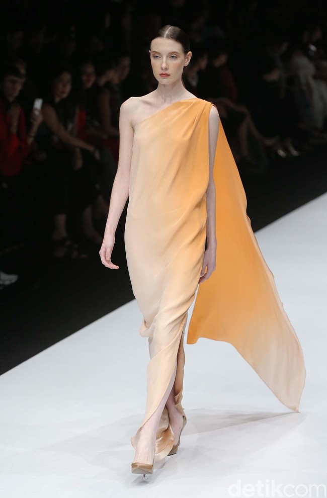 Auguste Soesastro membuka fashion show DFK (Dewi Fashion Knight) tahun ini dengan mengangkat tema Javanese Invasion di Jakarta Fashion Week 2020, Senayan City, Jakarta. Senin [28/10/2019]. Foto: Rachman Haryanto/detikcom