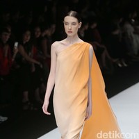 Auguste Soesastro membuka fashion show DFK (Dewi Fashion Knight) tahun ini dengan mengangkat tema Javanese Invasion di Jakarta Fashion Week 2020, Senayan City, Jakarta. Senin [28/10/2019]. Foto: Rachman Haryanto/detikcom