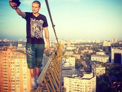 Aksi Gila Instagrammer Bertaruh Nyawa di Ketinggian