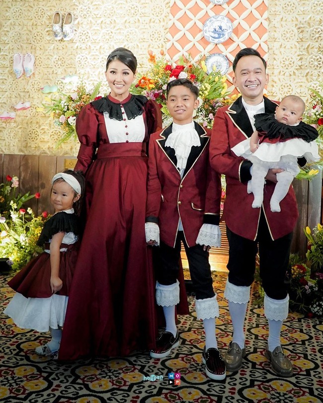 Bergaya serasi dengan keluarga barunya menggunakan baju ala kerajaan Victorian, Betrand tampil hits dengan sepatu Christian Louboutin. Sepatu dengan hiasan studed tersebut seharga Rp 13 jutaan.  Foto: dok. Instagram