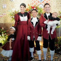 Bergaya serasi dengan keluarga barunya menggunakan baju ala kerajaan Victorian, Betrand tampil hits dengan sepatu Christian Louboutin. Sepatu dengan hiasan studed tersebut seharga Rp 13 jutaan.  Foto: dok. Instagram