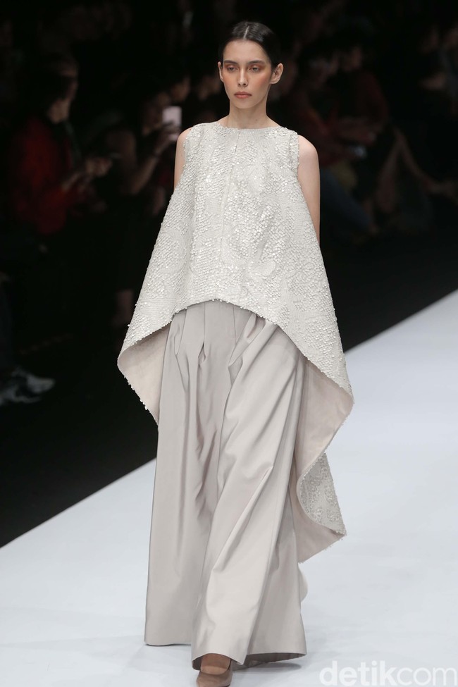 Auguste Soesastro membuka fashion show DFK (Dewi Fashion Knight) tahun ini dengan mengangkat tema Javanese Invasion di Jakarta Fashion Week 2020, Senayan City, Jakarta. Senin [28/10/2019]. Foto: Rachman Haryanto/detikcom