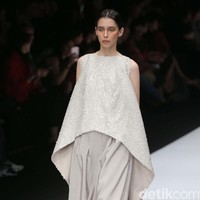 Auguste Soesastro membuka fashion show DFK (Dewi Fashion Knight) tahun ini dengan mengangkat tema Javanese Invasion di Jakarta Fashion Week 2020, Senayan City, Jakarta. Senin [28/10/2019]. Foto: Rachman Haryanto/detikcom