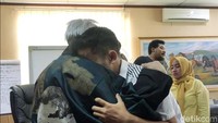 Abriel pun berderai air mata kala memeluk Roy Kiyoshi.