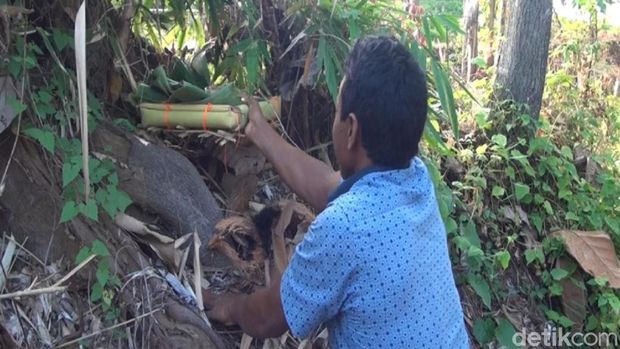 Sesajen yang diletakkan di lokasi Ainun dihajar makhluk halus
