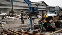 Penggusuran ini mendapat penjagaan dari petugas Satpol PP.