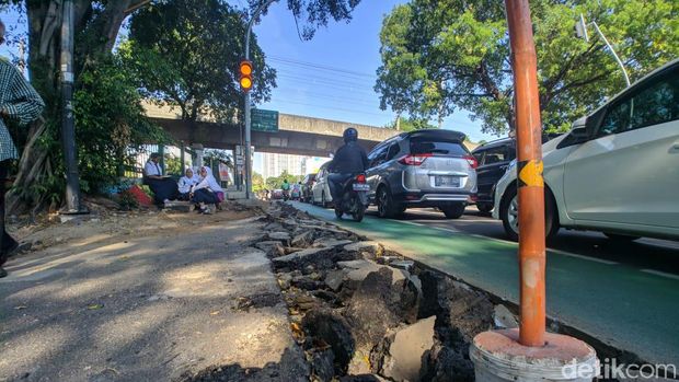 Jalur Sepeda Cikini Dibongkar Demi Trotoar, Bongkahan Aspal-Beton Berantakan