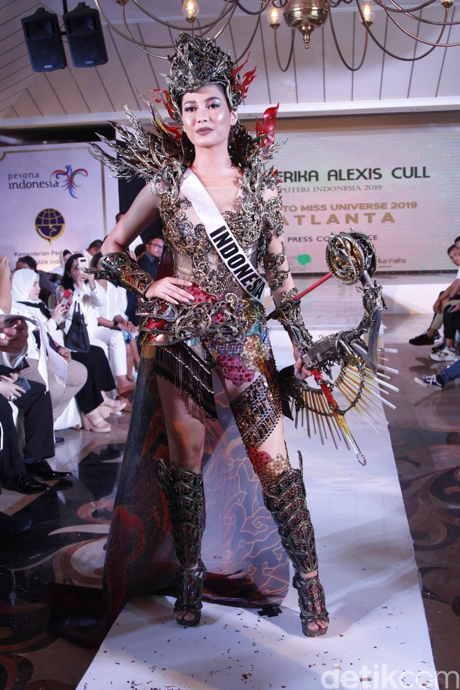 Terakhir kali Indonesia menyabet gelar Best National Costume di Miss Universe pada 2014. Kala itu, Puteri Indonesia 2014 Elvira Devinamira memakai kostum bertajuk The Chronicle of Borobudur karya Dynand Fariz dan Jember Fashion Carnaval. Akan kah kostum Sang Wanita mengulang kesuksesan tersebut di Miss Universe 2019? (Foto: Mohammad Abduh/detikcom)