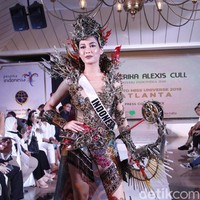 Terakhir kali Indonesia menyabet gelar Best National Costume di Miss Universe pada 2014. Kala itu, Puteri Indonesia 2014 Elvira Devinamira memakai kostum bertajuk The Chronicle of Borobudur karya Dynand Fariz dan Jember Fashion Carnaval. Akan kah kostum Sang Wanita mengulang kesuksesan tersebut di Miss Universe 2019? (Foto: Mohammad Abduh/detikcom)
