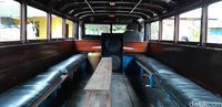 Bus Kayu Masih Jadi Andalan Transportasi di Perbatasan RI Ini