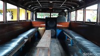 Bagian belakang dibentuk menyerupai bus dan dibikin atap hingga dinding dari kayu. Kayu yang kuat itu kayu cengkal (Foto: Ahmad Masaul Khoiri/detikcom)