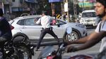 Aksi Unik Polisi India Mengatur Lalu Lintas Sambil Menari