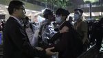 Para Orang Tua Menunggu Demonstran yang Terjebak di Kampus Hong Kong Para Orang Tua Menunggu Demonstran yang Terjebak di Kampus Hong Kong