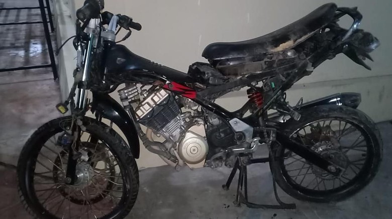 Gara-gara Tak Nyalakan Lampu, Motor Ini Adu Banteng dengan Truk Gara-gara Tak Nyalakan Lampu, Motor Ini Adu Banteng dengan Truk