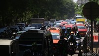 Pembangunan putaran layang itu ada di Jalan Lenteng Agung, depan kampus IISIP. Pekerjaan konstruksi dimulai sejak 1 November secara bertahap hingga 30 Desember 2020.