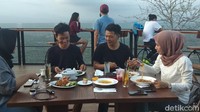Untuk dapat menikmati pemandangan dan kuliner di sini dihargai sebesar Rp 200 ribu per paketnya. (Eko Susanto/detiktravel)