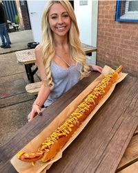 Food Blogger Ini Berhasil Habiskan Hot Dog Sepanjang 91 Cm