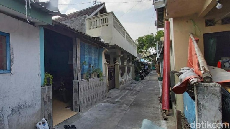 Densus 88 Tangkap Penjual Buku dan Bakso Pentol di Sukoharjo Densus 88 Tangkap Penjual Buku dan Bakso Pentol di Sukoharjo