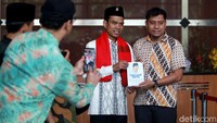 UAS yang mengenakan busana muslim dan sarung dikalungkan di leher itu keluar dari gedung KPK sekitar pukul 14.00 WIB.