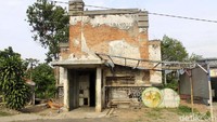 Rumah jagal hewan ini berada di ujung Jalan Sukimun, Kelurahan Baros, Kecamatan Cimahi Tengah, Kota Cimahi.