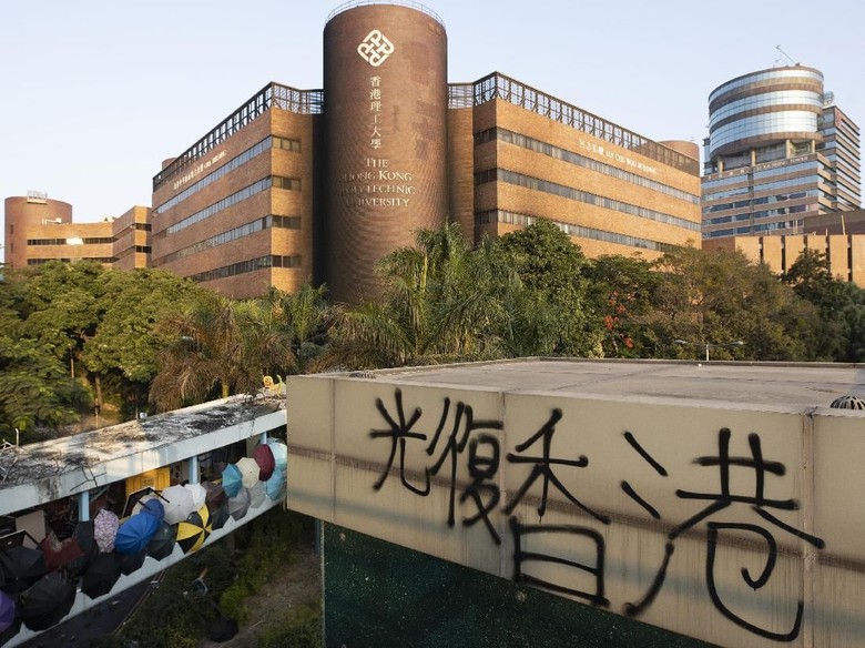 Usai Bentrokan Sengit, 100 Demonstran Hong Kong Dikepung Polisi di Kampus Usai Bentrokan Sengit, 100 Demonstran Hong Kong Dikepung Polisi di Kampus