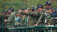 Ratusan tentara angakatan darat dari 10 negara di ASEAN unjuk kemampuan menembak di Lapangan Tembak Pusat Pendidikan Infanteri (Pusdikif), Pussenif Kodiklatad, Cipatat, Kabupaten Bandung Barat (KBB) pada Rabu (20/11/2019).