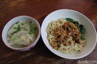Mie Ayam Kondang: Mie Ayam Gerobakan Lezat Favorit SBY