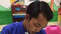 Pria berkemeja biru ini terbilang terdas. Lihat saja idenya membuat kemasan minuman ini jadi praktis. Ia bisa menikmati minuman sambil menyelesaikan pekerjaannya.  Foto: istimewa
