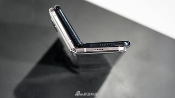 Punya dimensi 160.9×117.9×6.9/15.7-17.1mm Foto: Sina Mobile