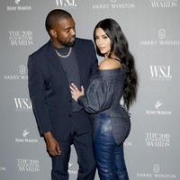 Di saat kehidupan cinta Kim tak berjalan mulus (dua kali pernikahannya gagal), alam kerap mempertemukannya dengan Kanye. Kami tanpa disengaja selalu bertemu. Lalu dia mengundangku ke fashion show-nya di Paris dan di situlah hubungan kami dimulai, cerita Kim. Dari hubungan tersebut, Kim dan Kanye sudah memiliki empat anak. (Foto: Getty Images)