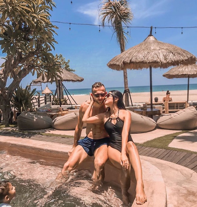 Pasangan yang tinggal di Bali itu kerap menikmati destinasi pantai dan kolam renang. Mereka pun tak segan berpose mesra saat berada di pantai atau kolam renang.  Foto: Instagram @lelhyspaso