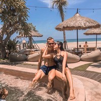 Pasangan yang tinggal di Bali itu kerap menikmati destinasi pantai dan kolam renang. Mereka pun tak segan berpose mesra saat berada di pantai atau kolam renang.  Foto: Instagram @lelhyspaso