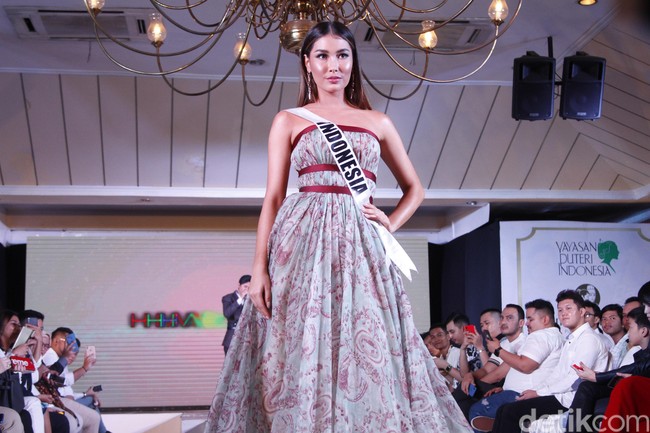 Gaun tersebut hadir dalam model strapless dengan material dalam motif bernuansa abad ke-18. Detail strap dan backless membuat gaun ini terasa lebih modern. (Foto: Mohammad Abduh/detikcom)