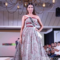 Gaun tersebut hadir dalam model strapless dengan material dalam motif bernuansa abad ke-18. Detail strap dan backless membuat gaun ini terasa lebih modern. (Foto: Mohammad Abduh/detikcom)