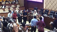 Usai pemotongan kue, rapat pun dilanjutkan kembali dengan pemaparan aspirasi anggota Komisi V DPR RI terhadap rencana pemindahan IKN ke Kalimantan Timur (Kaltim).