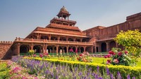 Sayang, kota ini harus ditinggalkan karena kekurangan air. Penduduk pun meninggalkan Fatehpur Sikri dan kembali ke Agra.