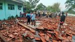 Puing-puing Aula SMKN 1 Miri Sragen yang Ambruk Diterjang Angin