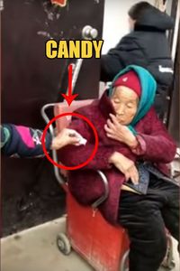 Meleleh! Ini Reaksi Wanita 84 Tahun Saat Diberi Permen Ibunya yang 107 Tahun