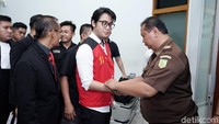 Namun usai persidangan ia dan kuasa hukumnya berencana untuk membuat pledoi. Pool/Palevi S/detikFoto.