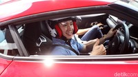 (Mobil ini cukup stabil). Masih oke pas beloknya, nggak melintir. Padahal beloknya (tadi) tajam banget dan kenceng, kata Marcus yang didampingi instruktur Toyota Team Indonesia, Demas Agil, saat mencoba sportscar tersebut. Foto: Rifkianto Nugroho