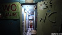 Biasanya warga mandi dan mencuci di toilet umum.