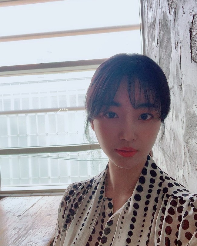 Dalam sebuah wawancara, Kim pun mengungkap rahasia awet mudanya. Wanita kelahiran Daegu, Korea Selatan itu mengaku menjaga penampilan dengan pilates dan pijat.  Foto: Instagram @sarangkim.love